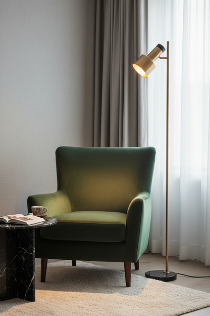 DIVINA staande lamp als leeslamp naast fluwelen fauteuil