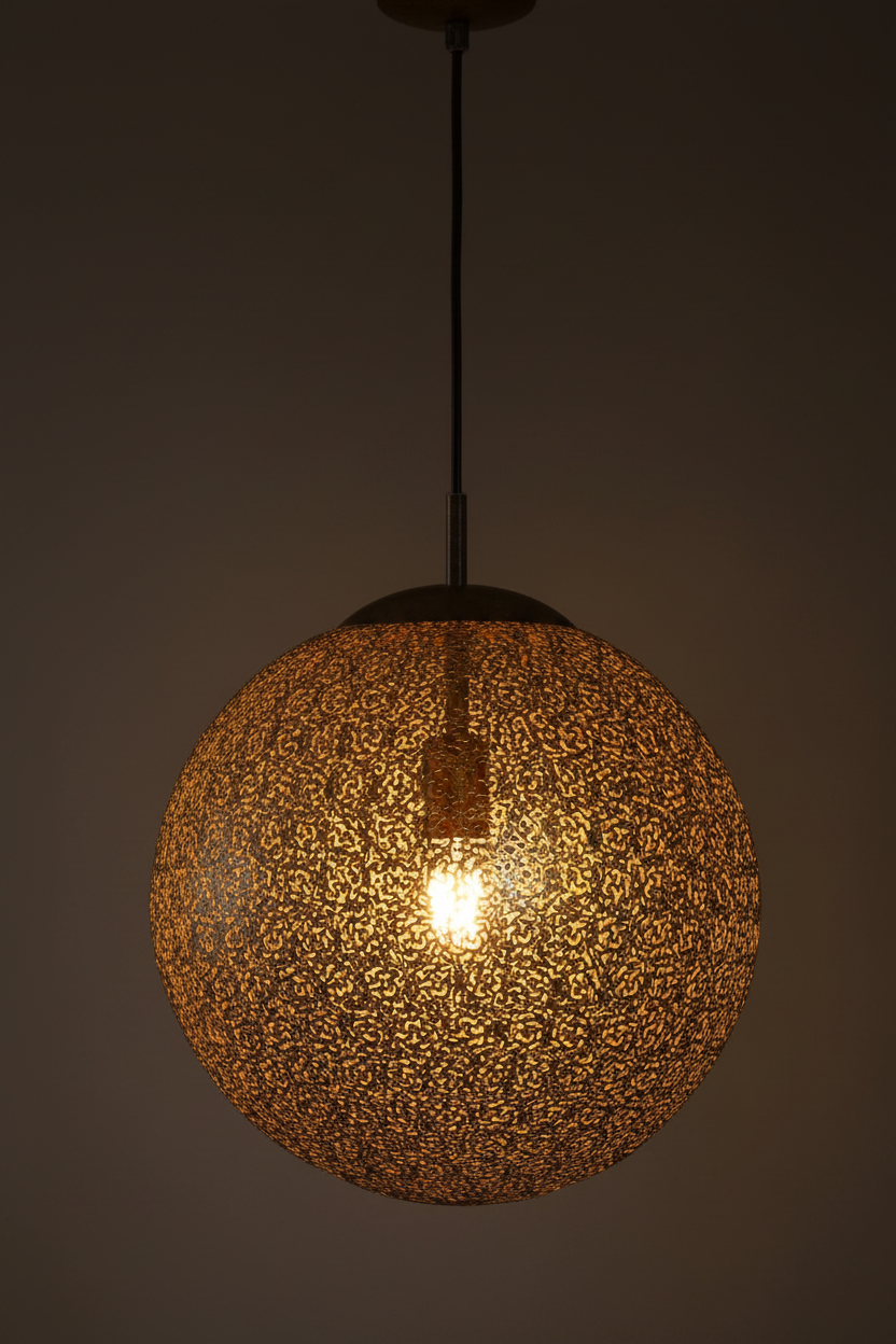 Close-up filigrein bol Greta hanglamp
