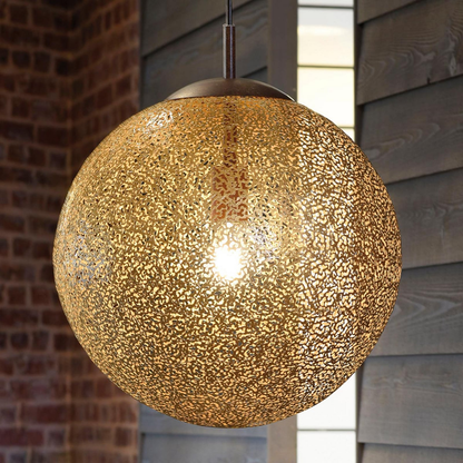 Close-up van de roestkleurige opengewerkte bol van de Greta hanglamp