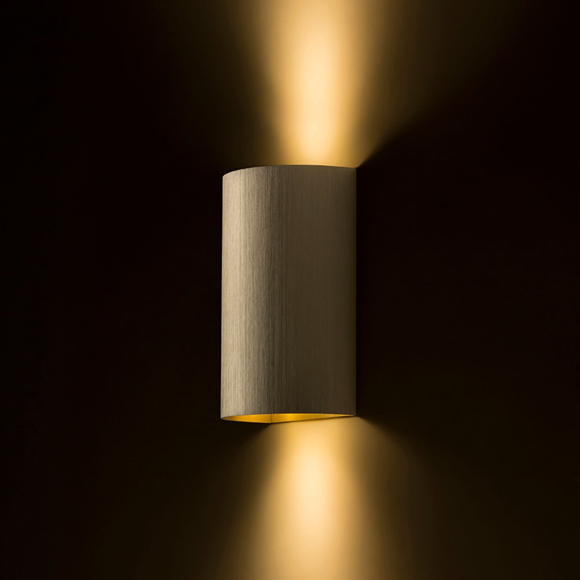 CAPRI R Wandlamp Geborsteld Messing - zijaanzicht